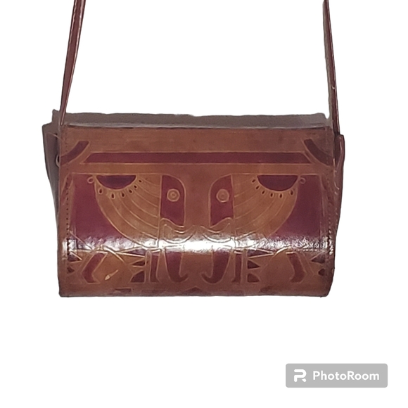 India genuine leather mini crossbody bag. Handle 28" 8"x3"x3" Front flap. New - Picture 2 of 3